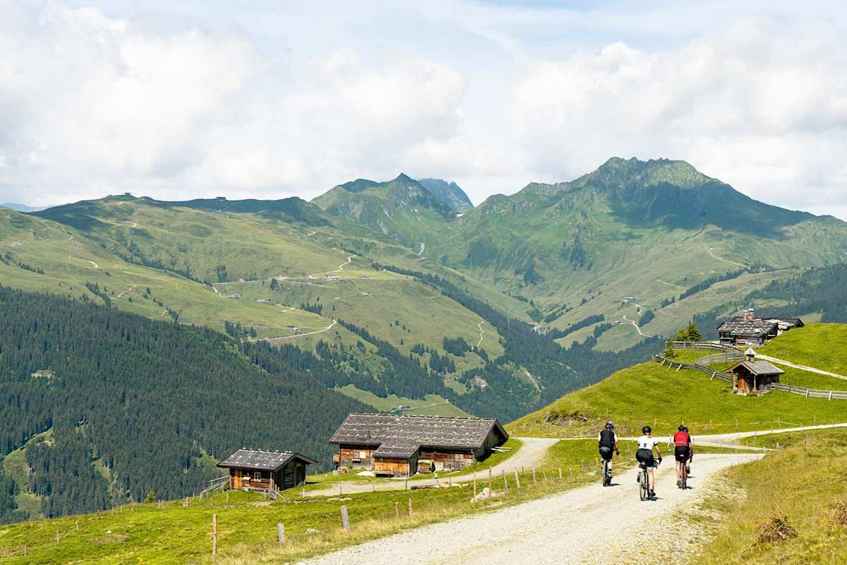 Die Gravelbiker unterwegs in der Berglandschaft.