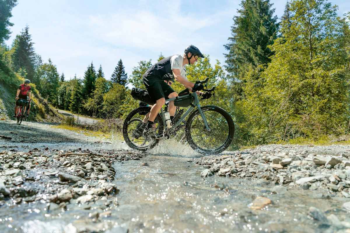 Mit dem Gravelbike durch den Gebirgsbach.
