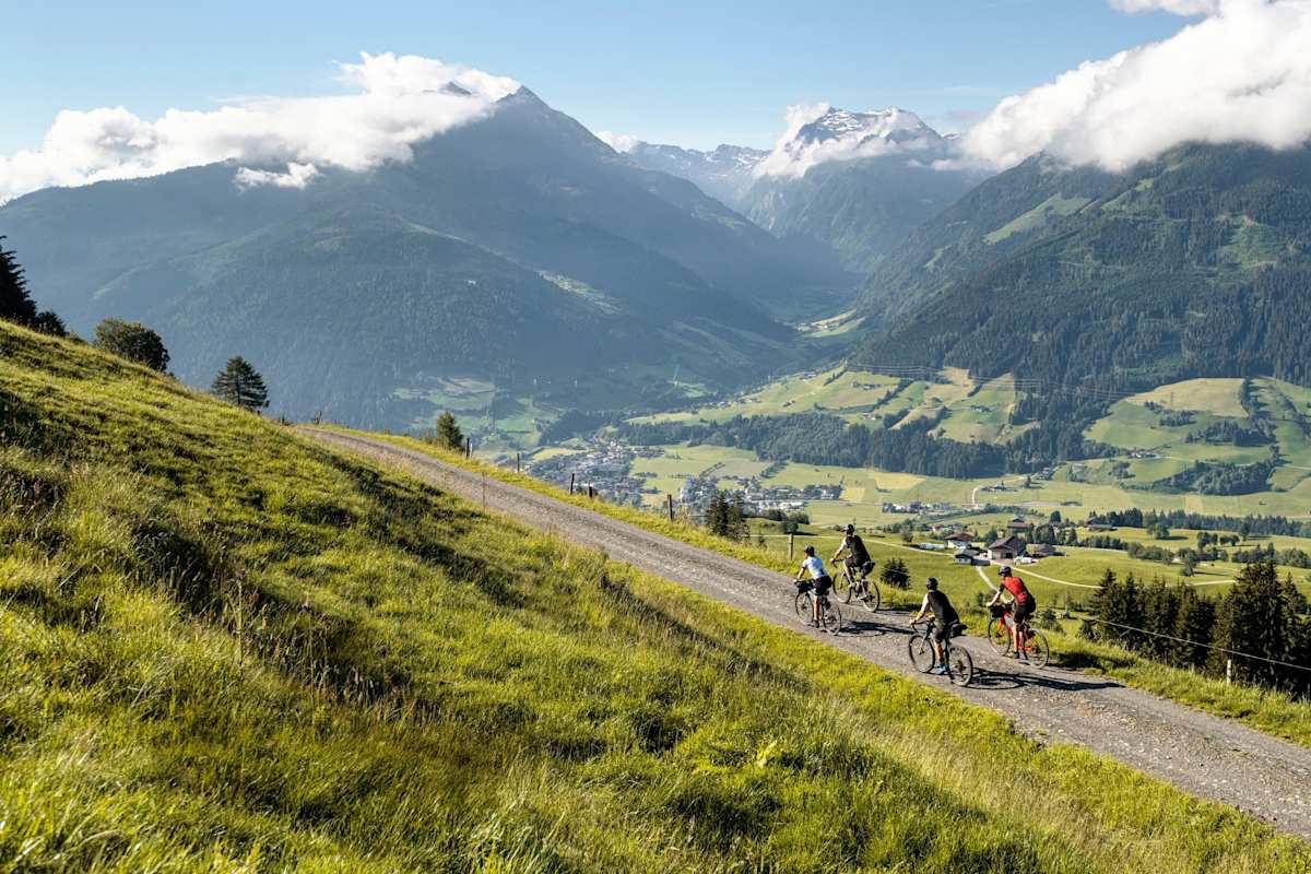 Die Radfahrer in den Kitzbühler Alpen.