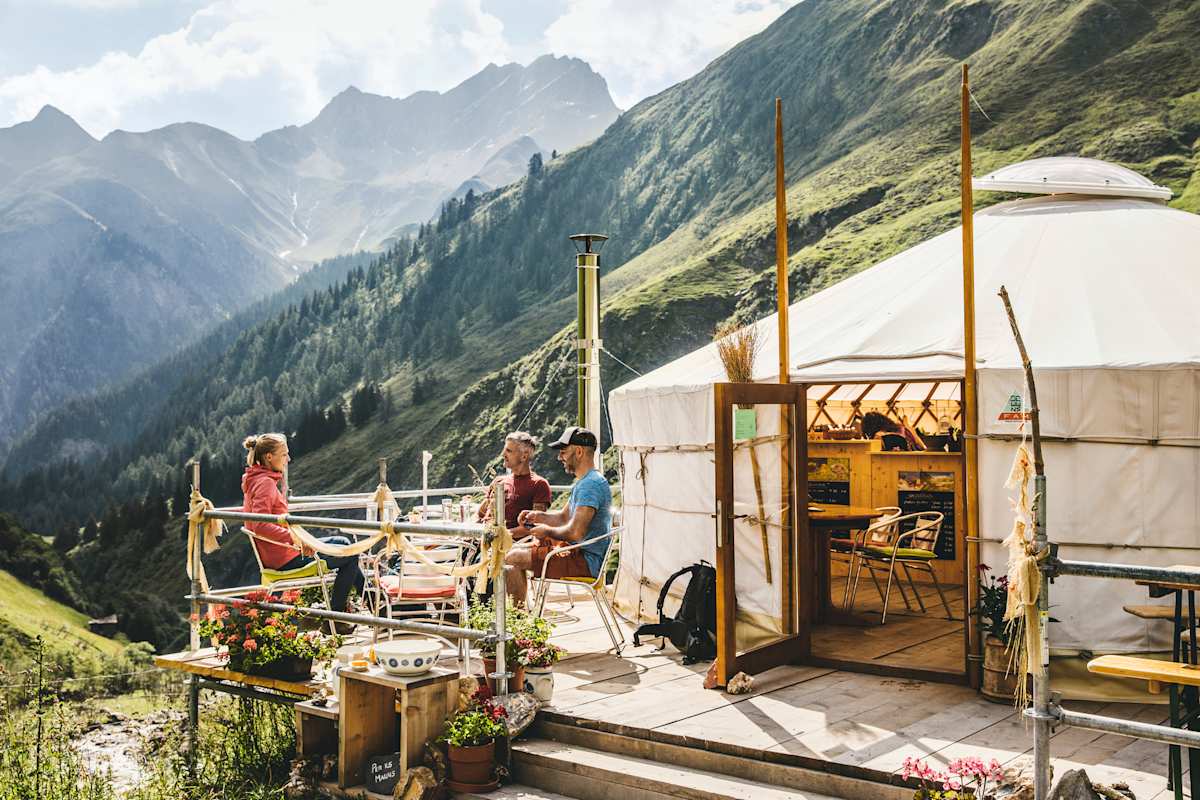 Eine schöne Terrasse am Berg lädt zum verschnaufen ein.