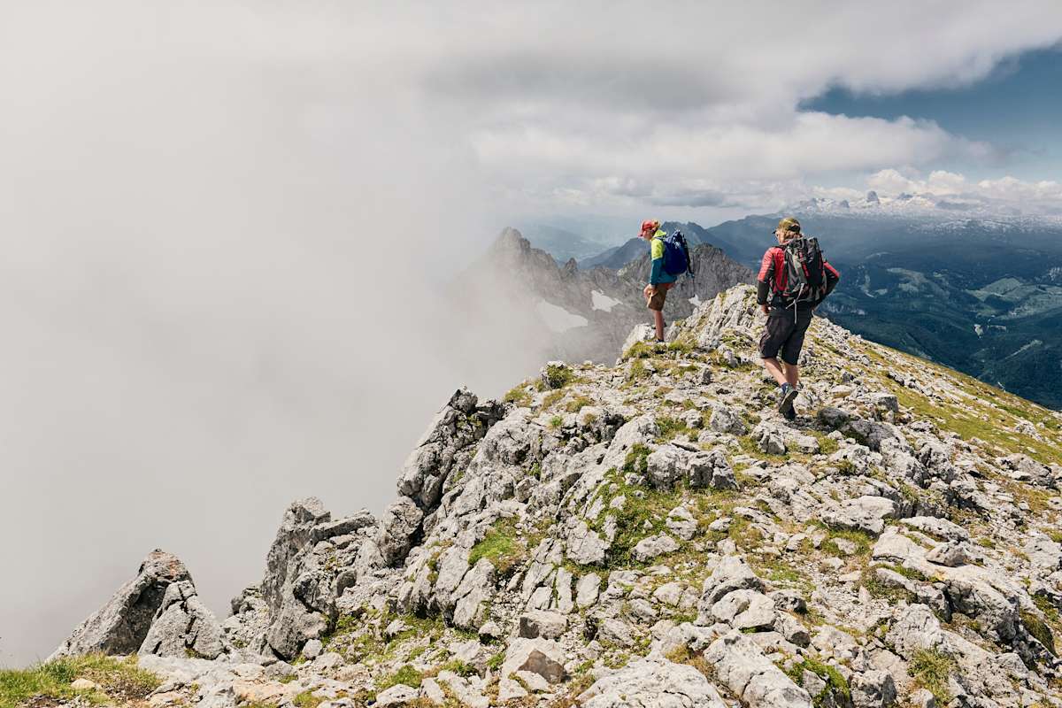 Zwei Wanderer am Weg zum Grimming-Gipfel, Nebel