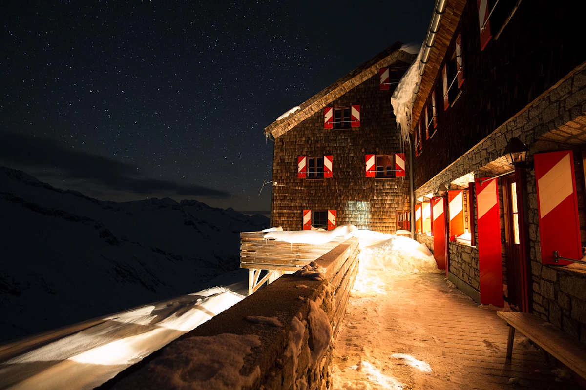 Die Kürsingerhütte bei Nacht
