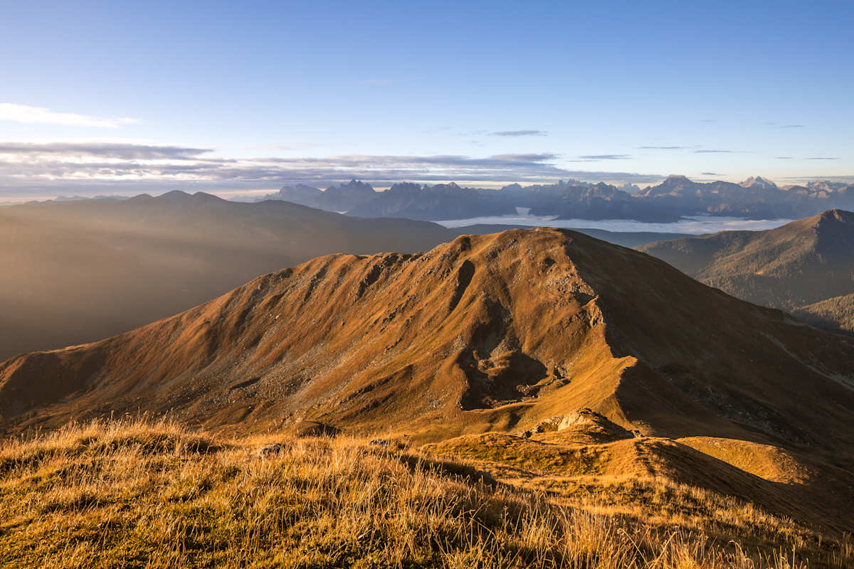 Von leichten Almwanderungen bis hin zu anspruchsvollen Bergtouren – der goldene Herbst legt sich sanft über die unvergessliche Naturkulisse.