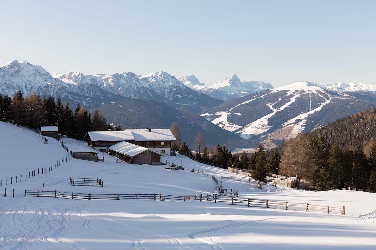 Blick auf die schneebedeckten Dolomiten.