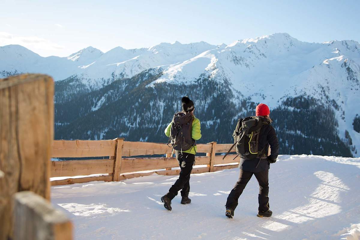 Die Wanderer genießen das Panorama auf der Uwald-Alm.
