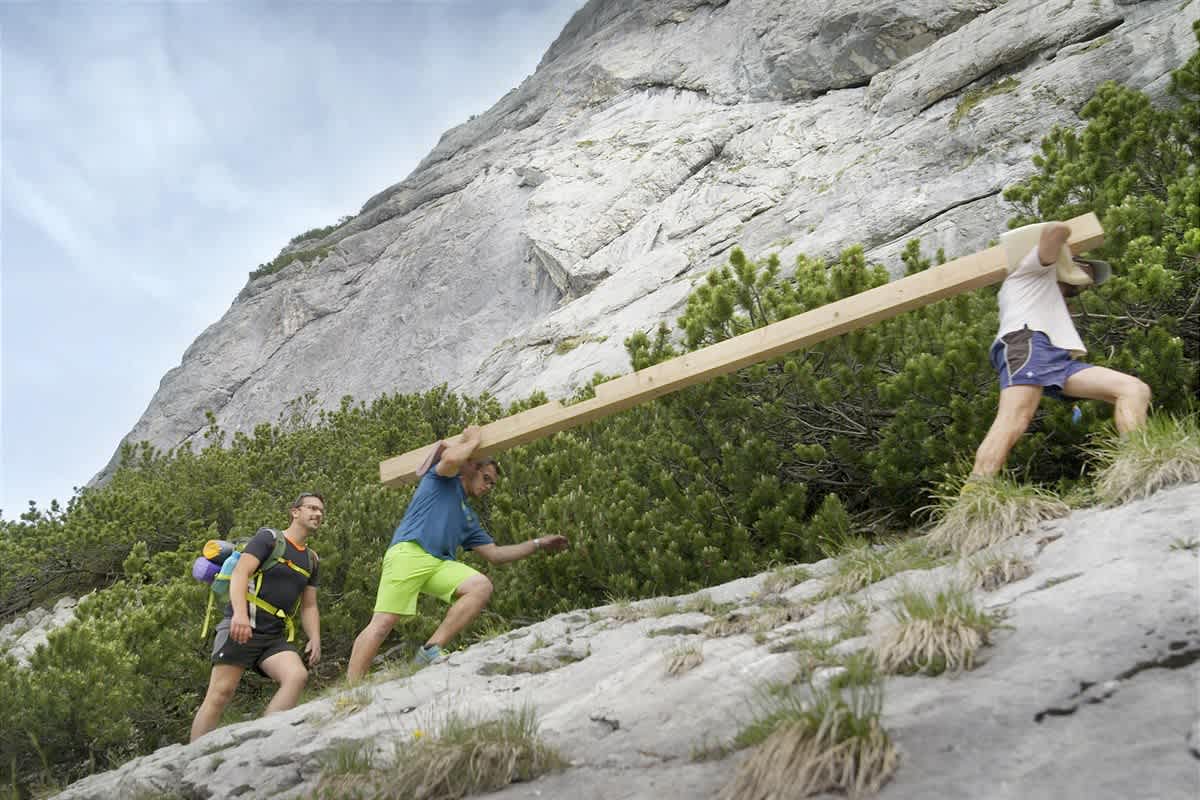 Neues Gipfelkreuz für den Guffert