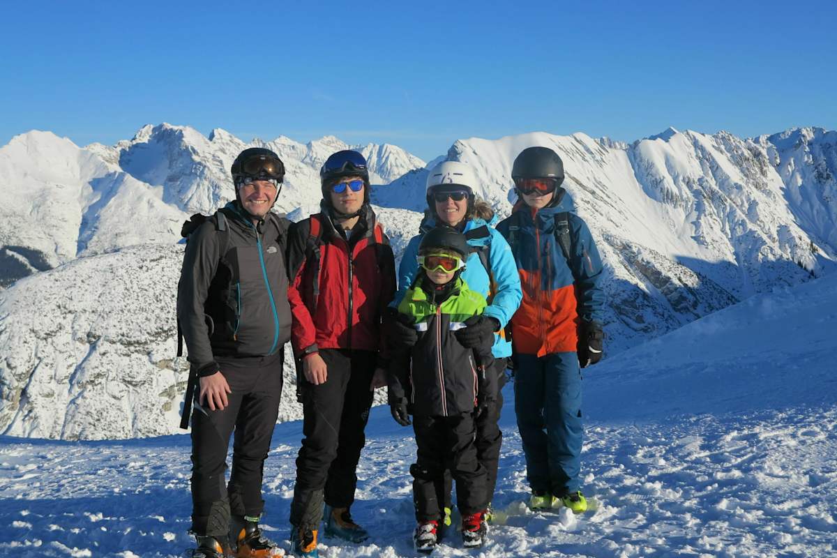 Familienskifahren mit Jakob, Leo, Evelyn und Tobias (von li nach re). Seefelder Spitz, Karwendel im Hintergrund, Tirol