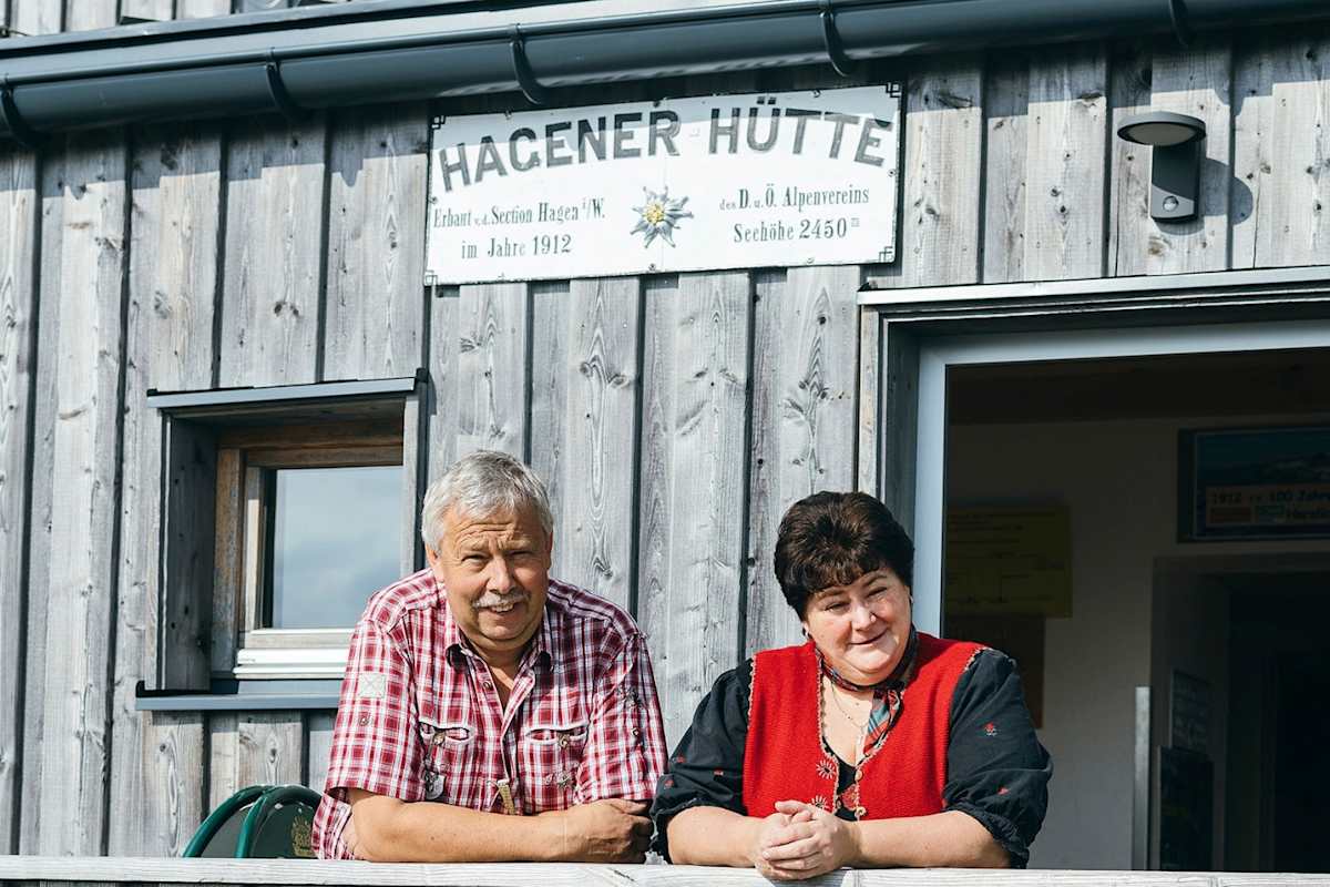 Die Hüttenwirte posieren für unser Foto.