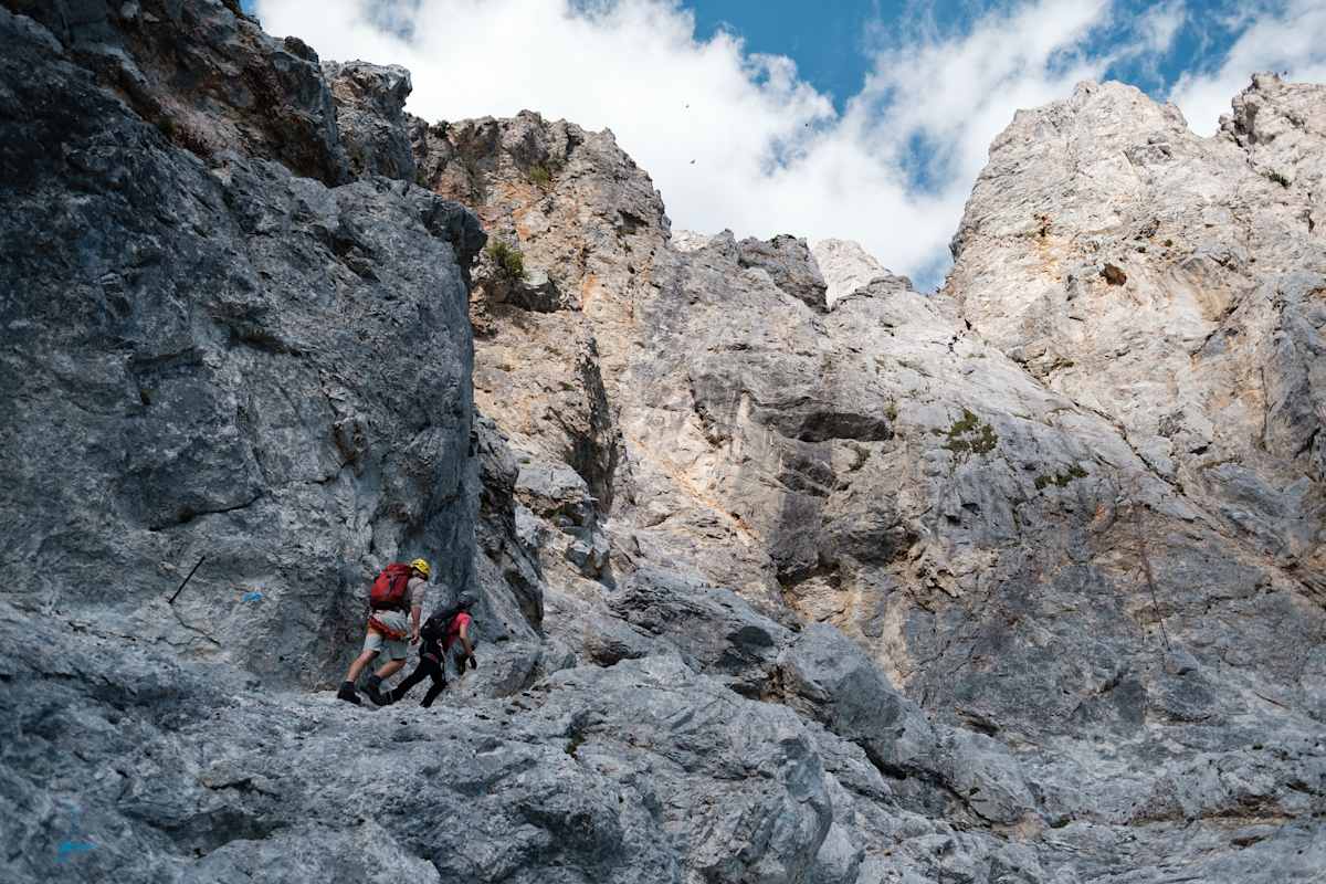 Zwei Klettersteiggeher in felsigem Gelände