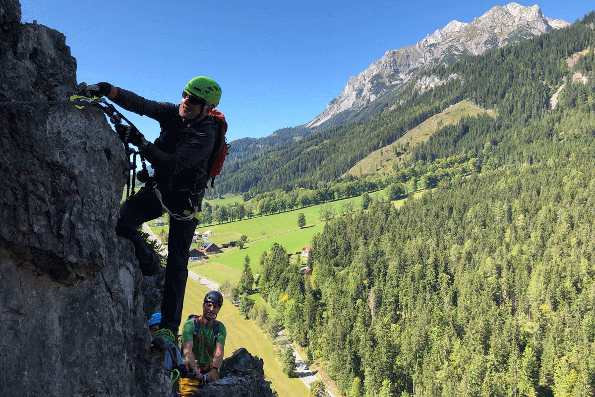 Schöne Aussichten am Sattelberg: im Ausstieg des Klettersteigs „Heidi“