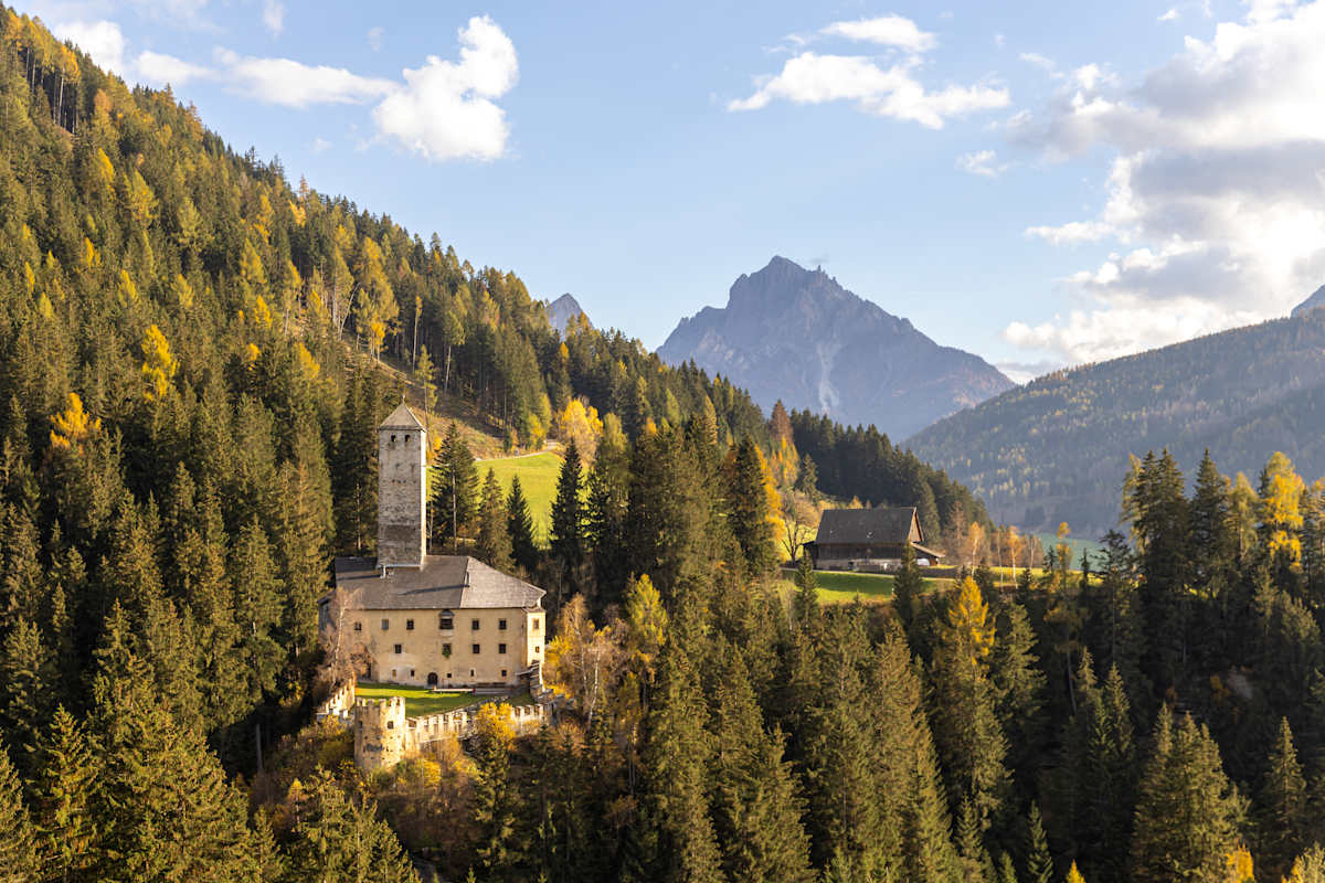 Schloss Welsperg über Welsberg, Gsiesertal, Ausblick auf Wald und Hügel