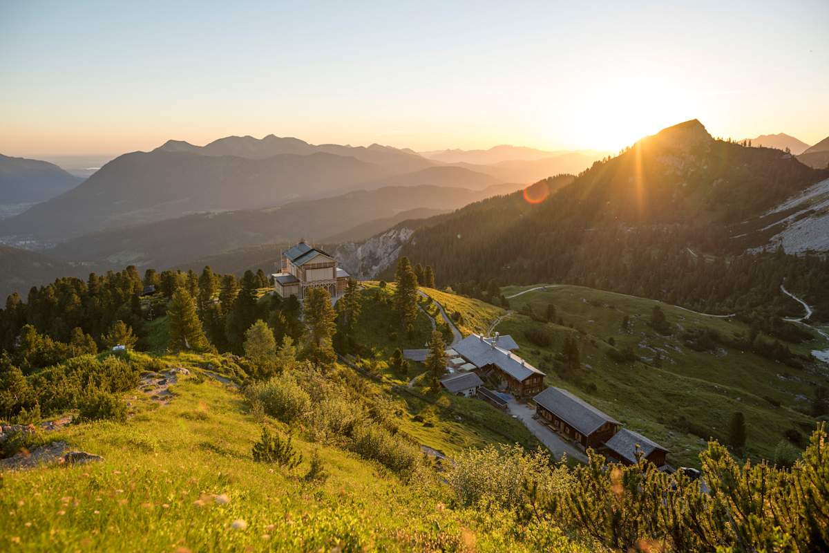 Das Schachenhaus im warmen Licht der Abendsonne mit Blick ins Wettersteingebirge