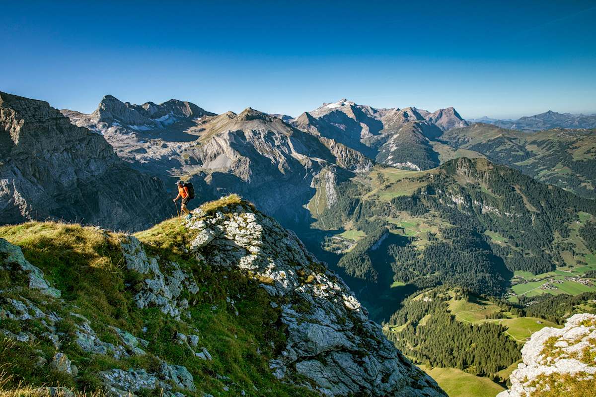Chrigel Maurer vor atemberaubendem Panorama.