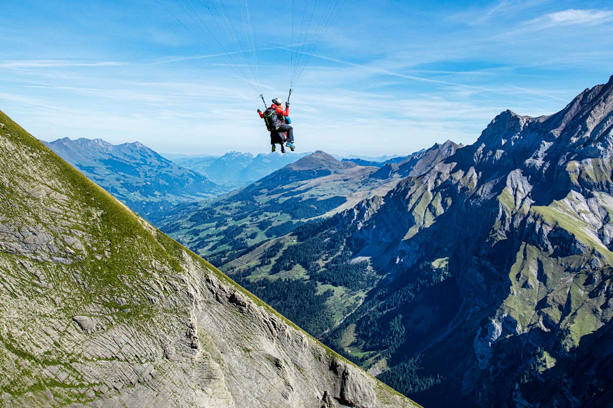 Zauberhaftes Panorama und ein Gleitschirm.