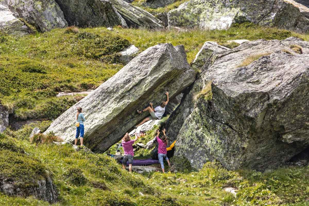 Die Hinkelsteine am Almboden und Kletterer im Überhang