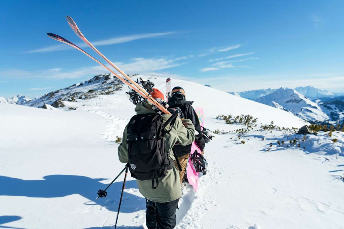 Die Crew erklimmt die letzten Meter zu Fuß