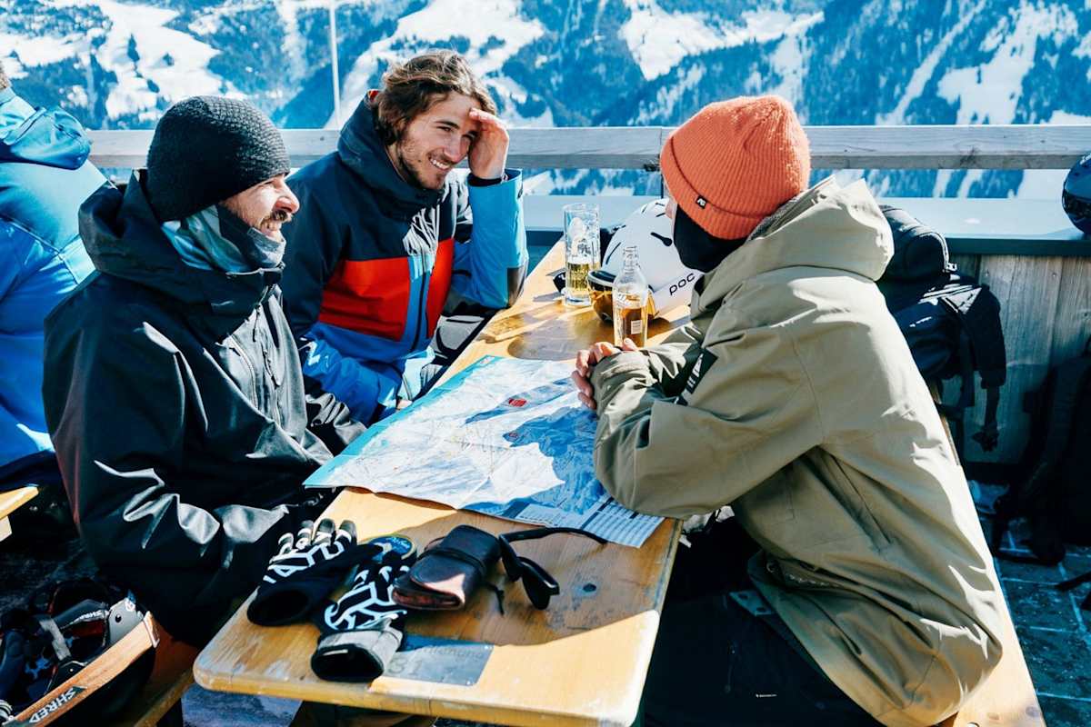 Die Crew berät auf der Sonnenterrasse über die Route