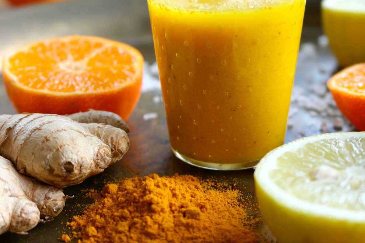 Ein großer Ingwer Shot mit Kurkuma und die kalte Jahreszeit kann kommen