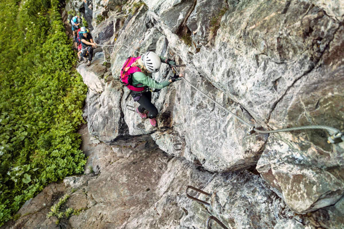 Die Bergsteiger klettern über eine heikle Passage.