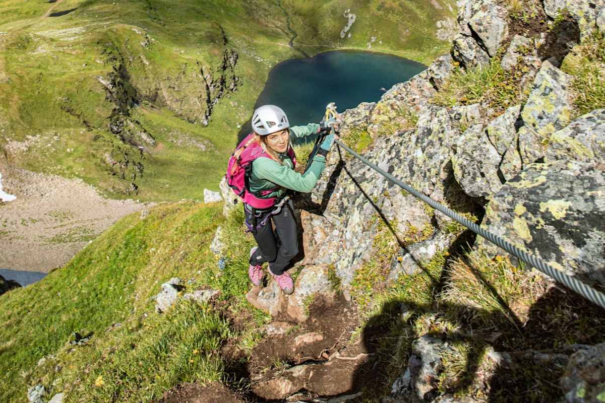 Der Bergsteiger in voller Ausrüstung bezwingt das steile Gelände.