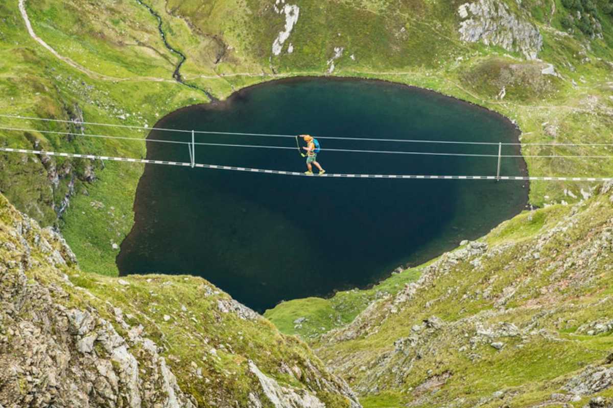 Die Brücke in großer Höhe ist nichts für schwache Nerven.