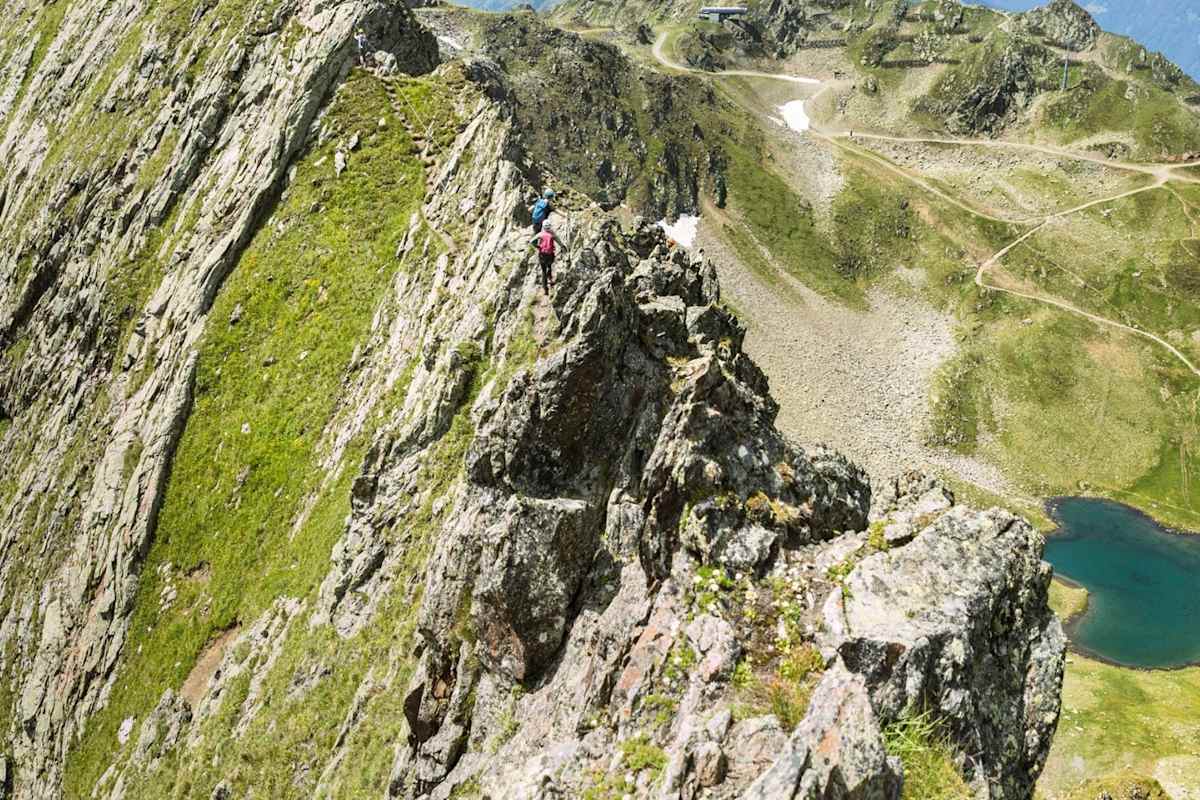 Bergsteiger genießen den Ausblick am Grat.