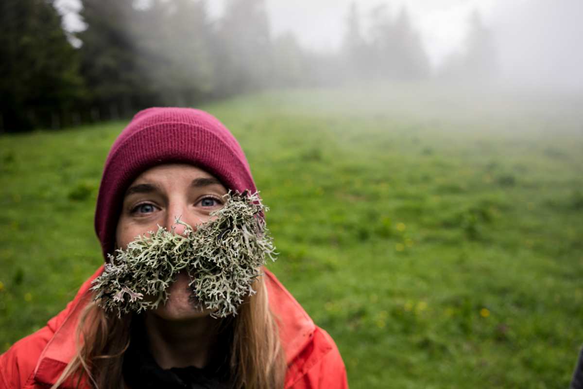 Ein Gesicht, verdeckt von Strauchflechten.