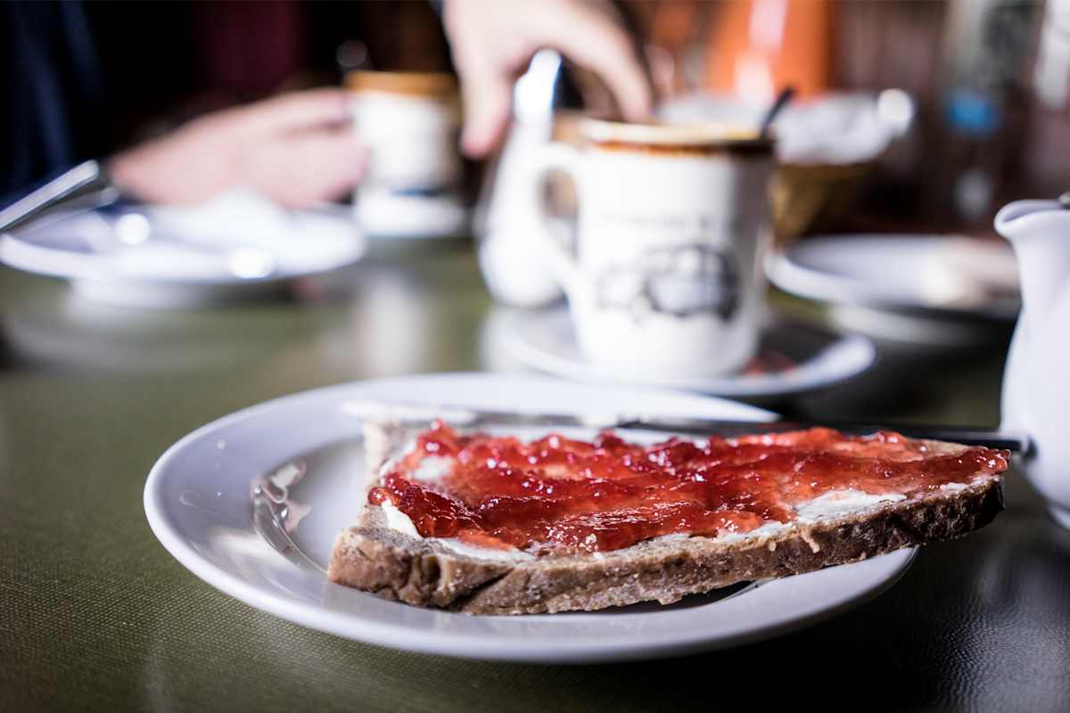 Ein Marmeladenbrot, dazu Tee oder Kaffee.