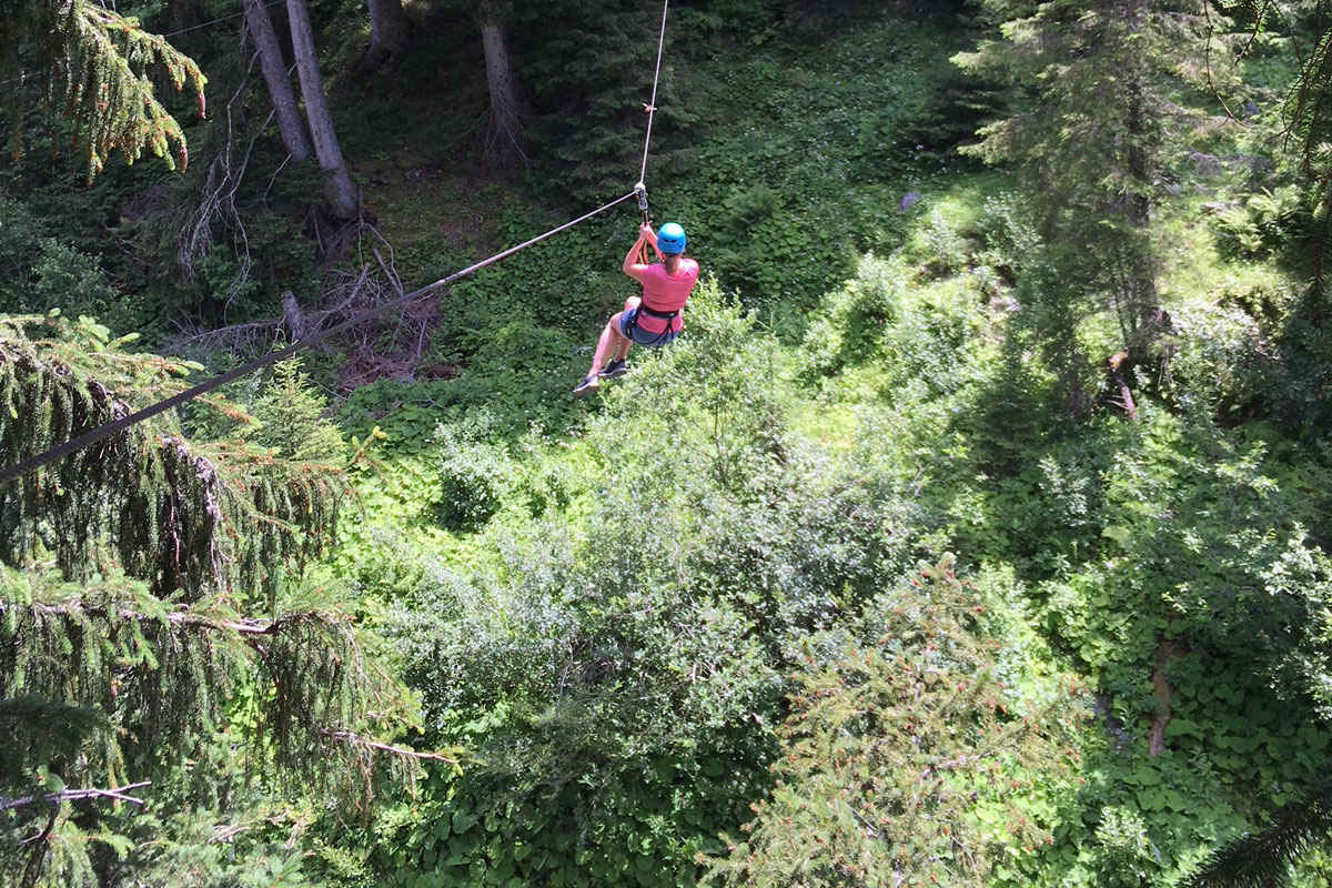 Im Hochseilpark Saalbach kann man in luftiger Höhe übers Tal schweben