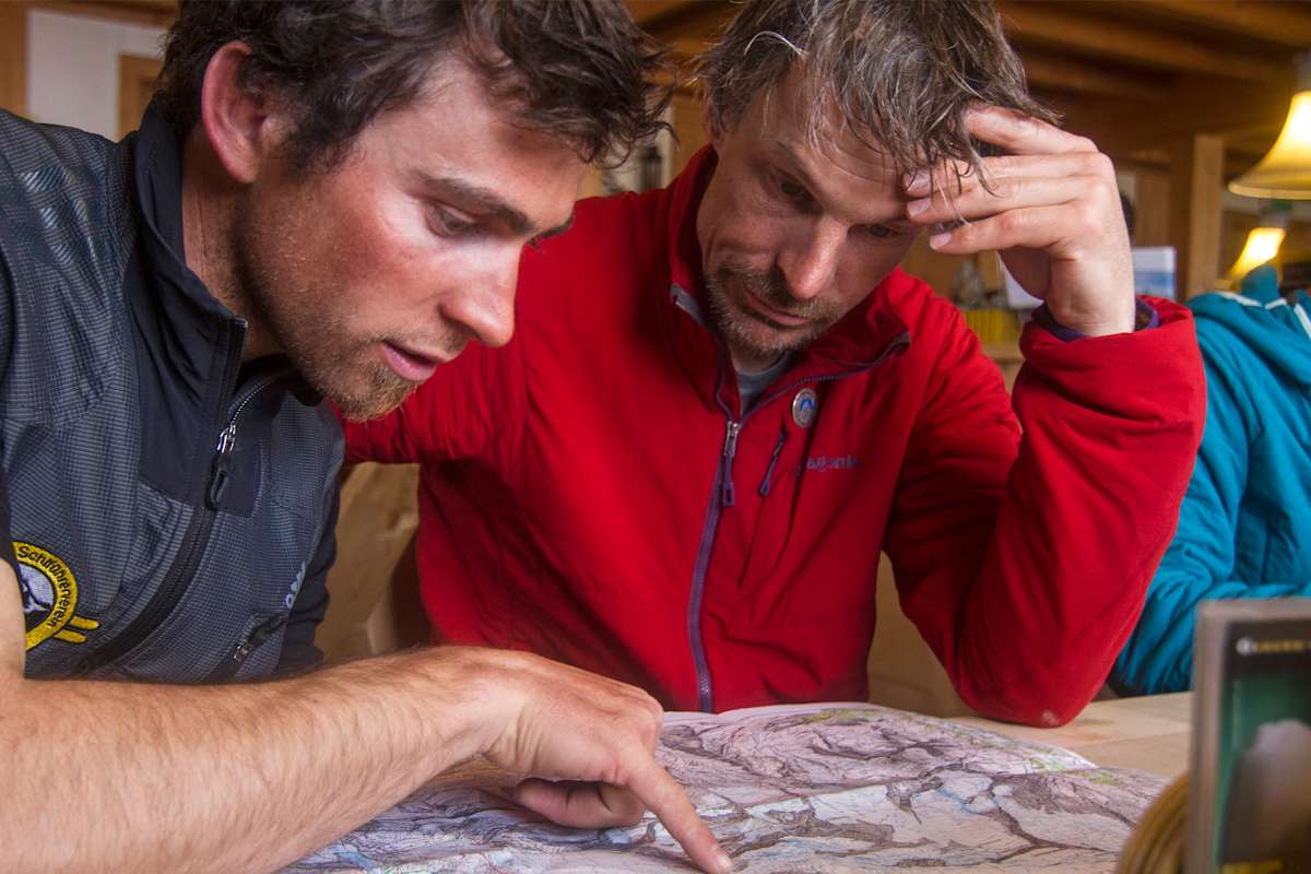 Die Karte wird intensiv studiert.