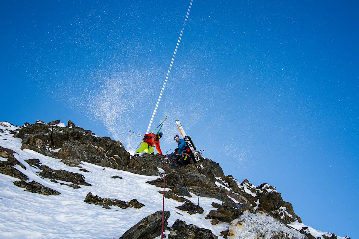 Steinige Felsen und ein blauer Himmel.