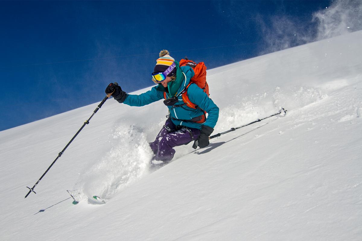Eine Skifahrerin zieht ihre Spuren.