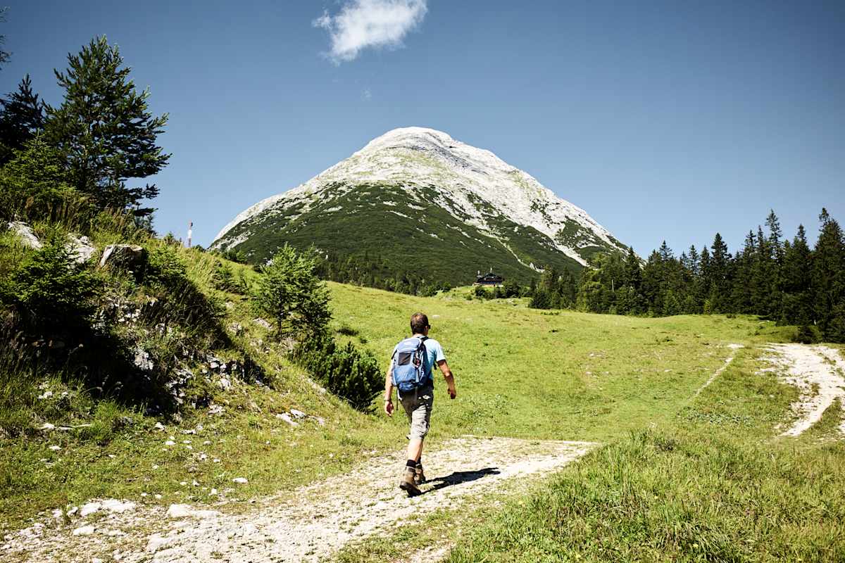 Ein Wanderer unterwegs zur Rauthhütte.