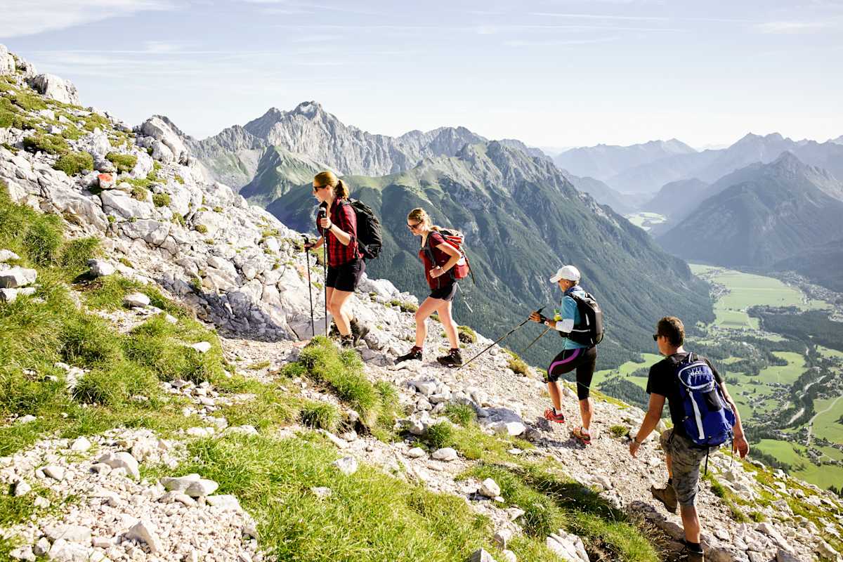 Vier Wanderer unterwegs auf den Gipfel.