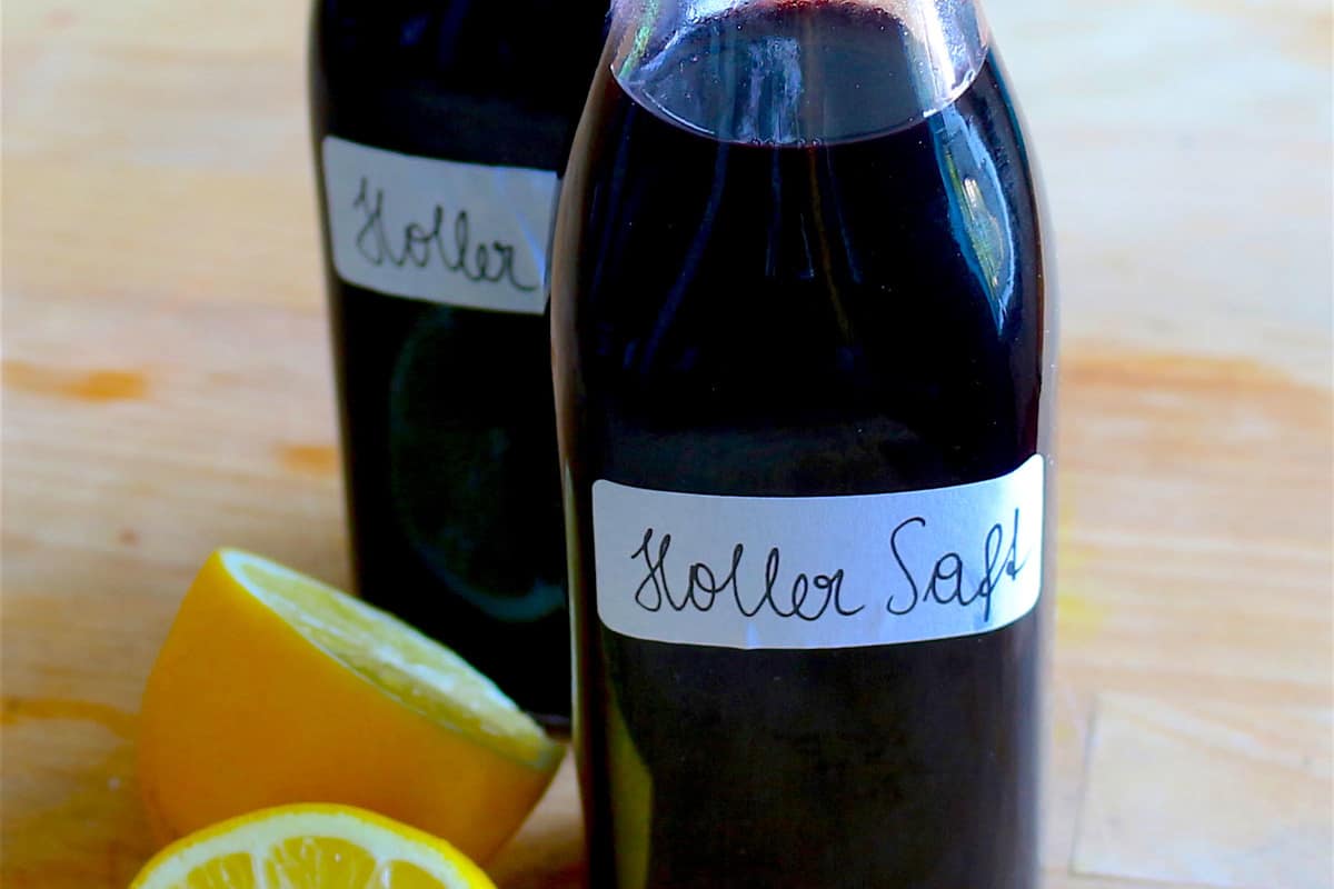 Frischer Hollersaft mit Zitrone versetzt schmeckt einfach köstlich
