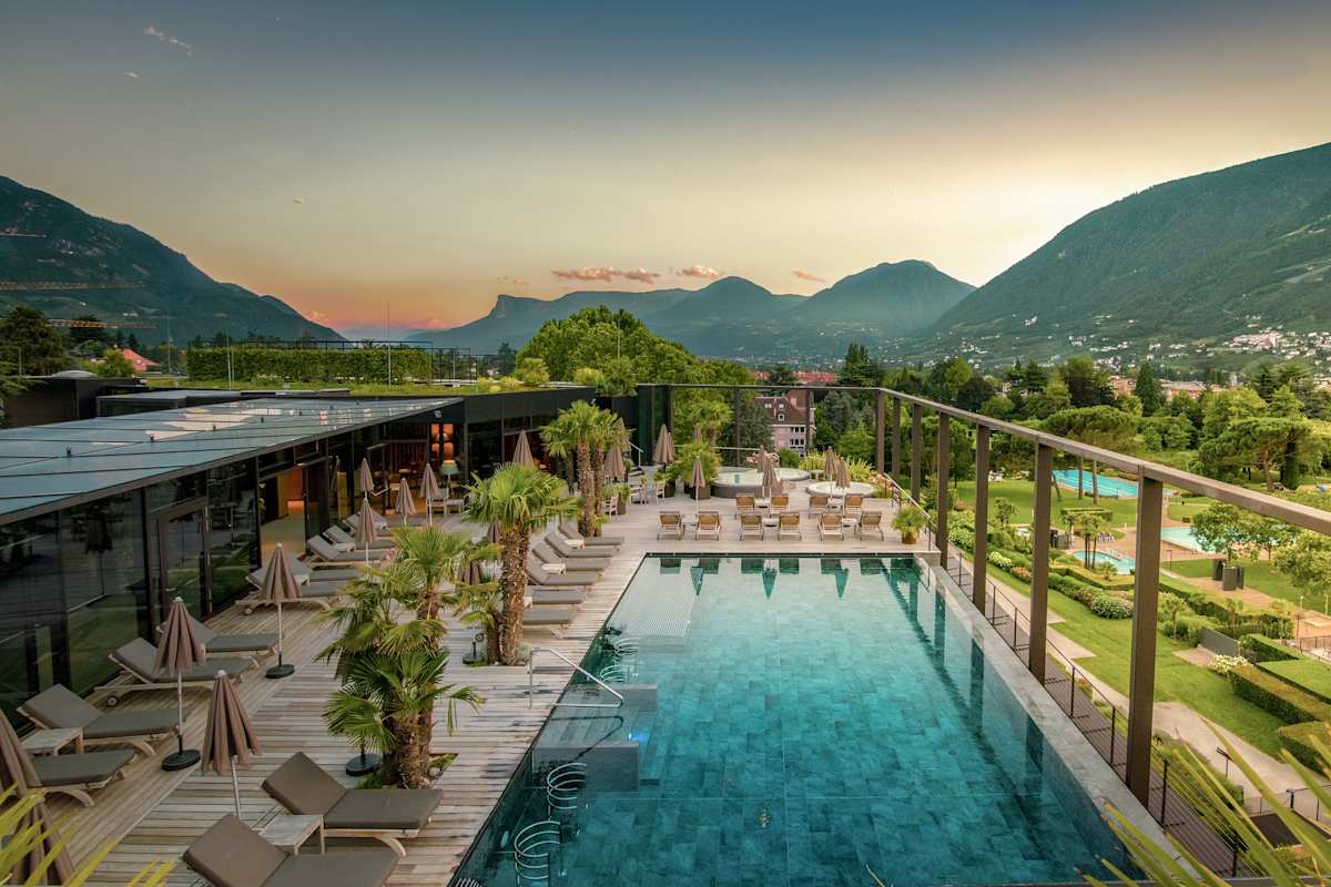 Infinity-Pool im Hotel Therme Meran zwischen Südtiroler Bergen über den Dächern von Meran