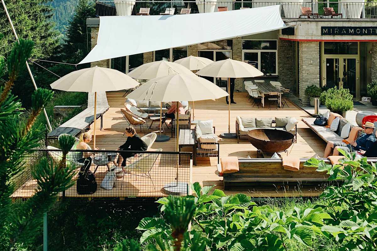 Das Designhotel in Miramonte in Bad Gastein mit Terasse unter blauem Himmel