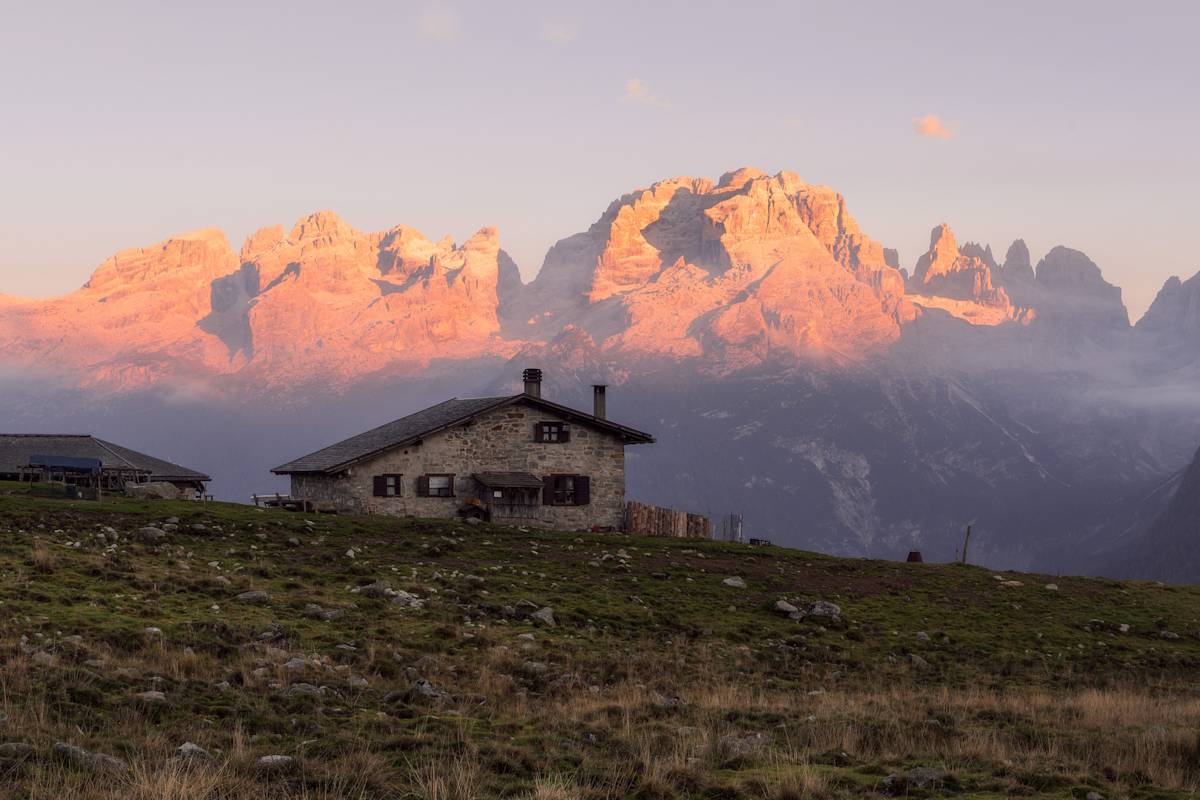 Idyllisch liegt die Malga Ritort auf 1.738 Metern auf einer schönen Almweise. Im Hintergrund rauben einem die schroffen Gipfel der Brenta-Dolomiten den Atem.