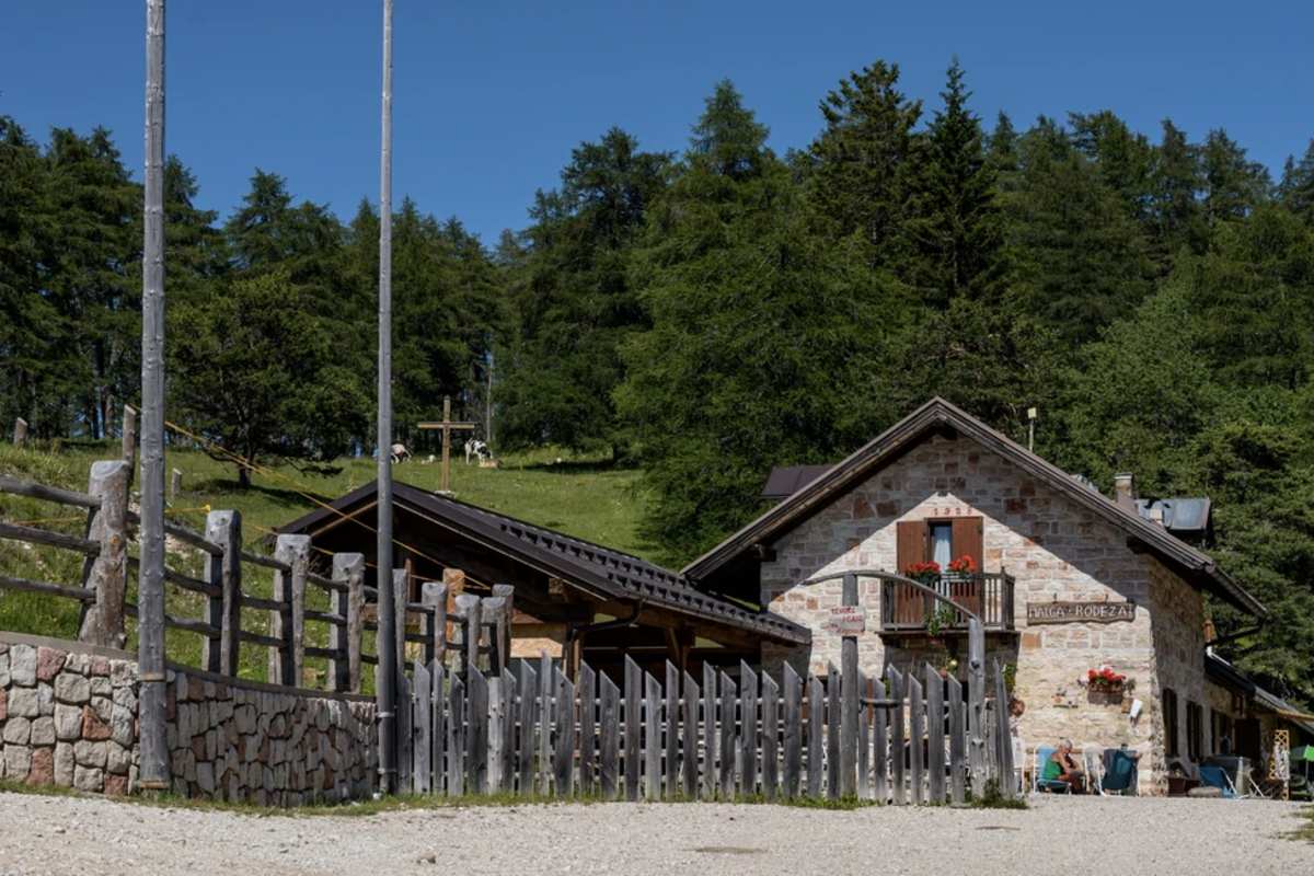 Wer zum Gipfel des Corno di Tres wandert, der stärkt sich am besten auf der Malga Rodeza mit einer Gerstensuppe.