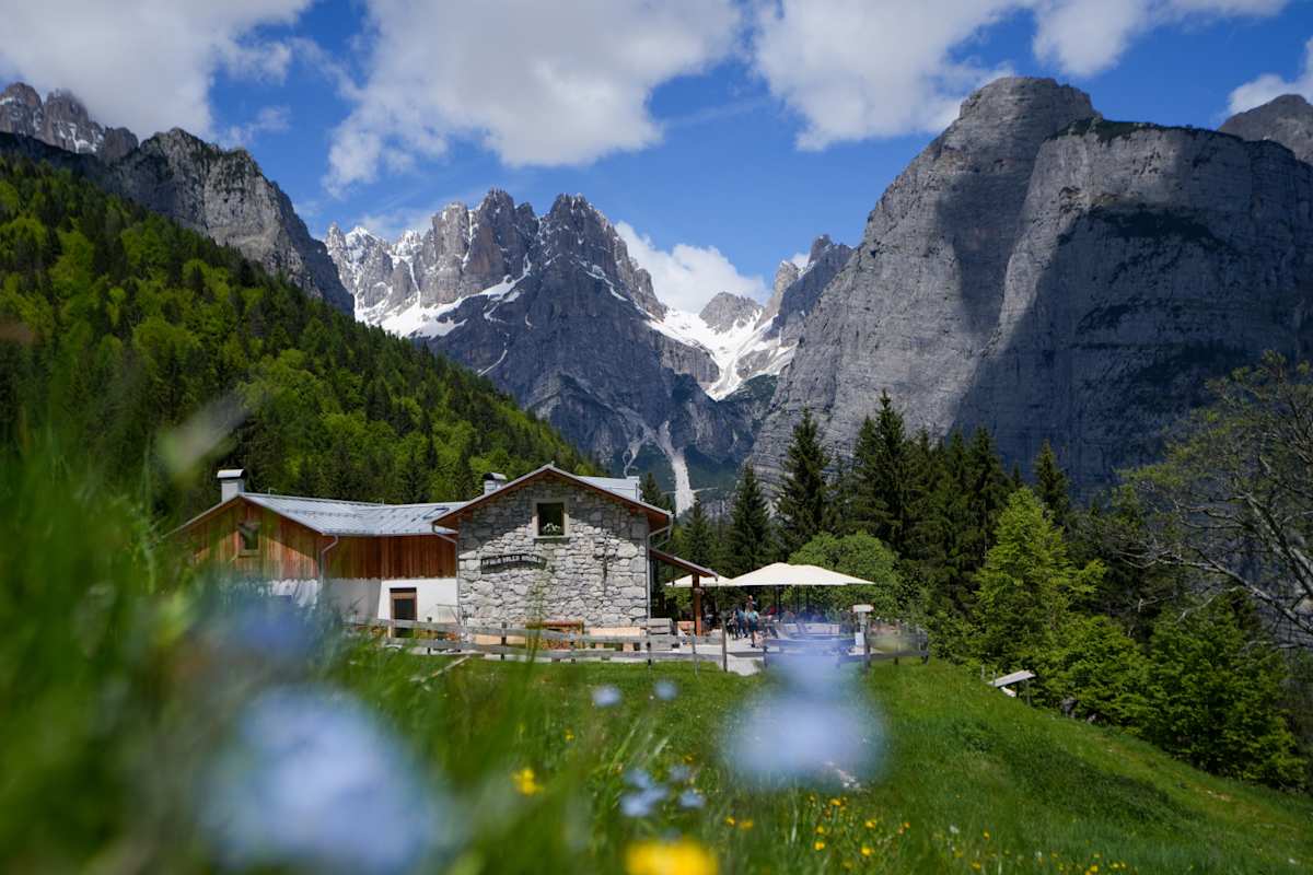 Auf Hüttenwanderungen im Trentino treffen weite Panoramablicke auf echte Genussmomente – mit regionaler Küche, die genauso beeindruckt wie die Landschaft.
