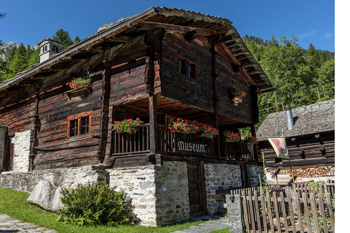 Wie aus einem Bilderbuch: Urig-traditionelle Häuser finden sich entlang des Weges.