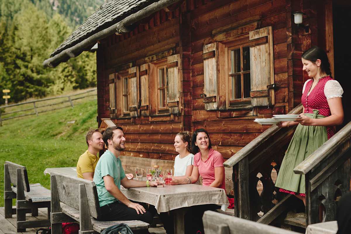 Da leuchten die hungrigen Bergsteigeraugen: Stephanie serviert Oma Gretls hausgemachte Kaspressknödelsuppe.
