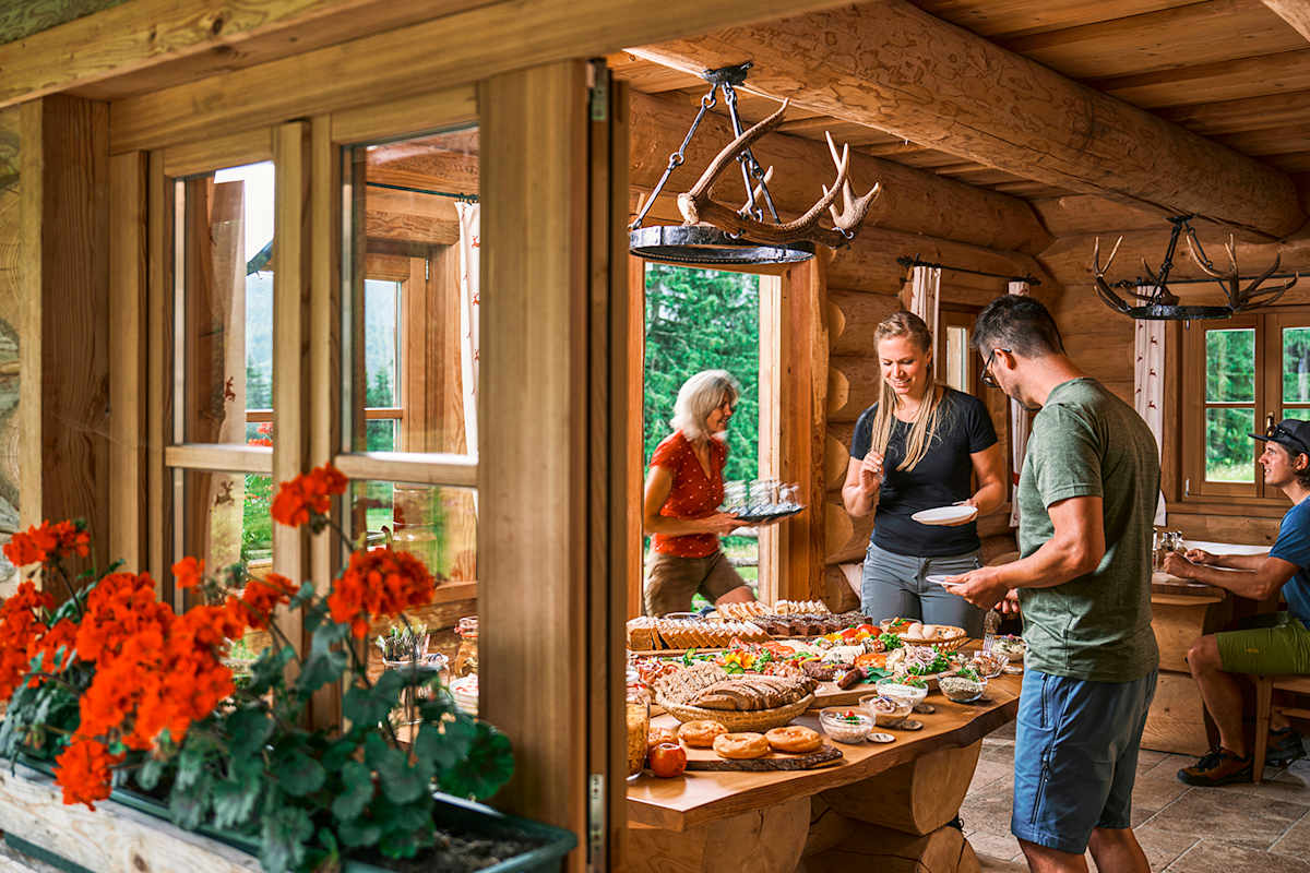 Einen entspannten und köstlichen Start in den Sonntag genießt man beim Frühstück auf der Lahn-Alm.