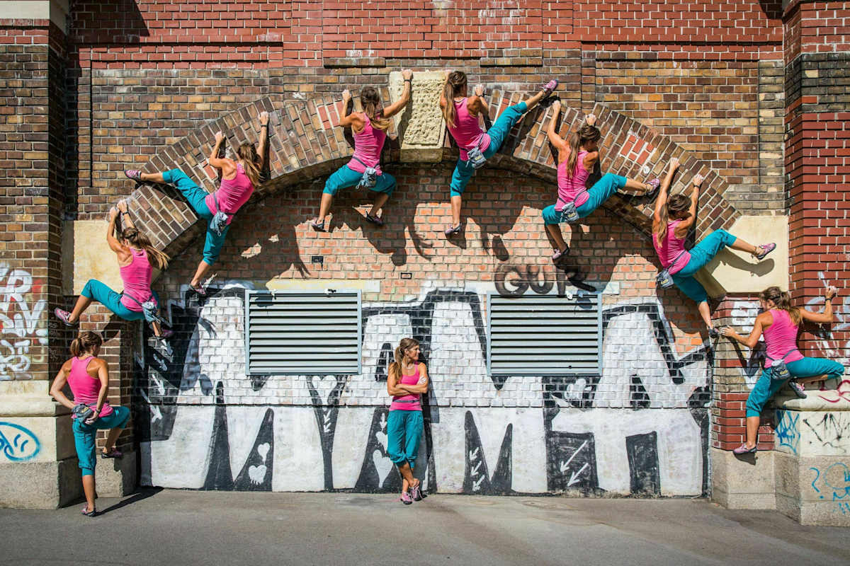 Andrea Maruna bei einer Klettereinheit um das Graffiti in Wien 