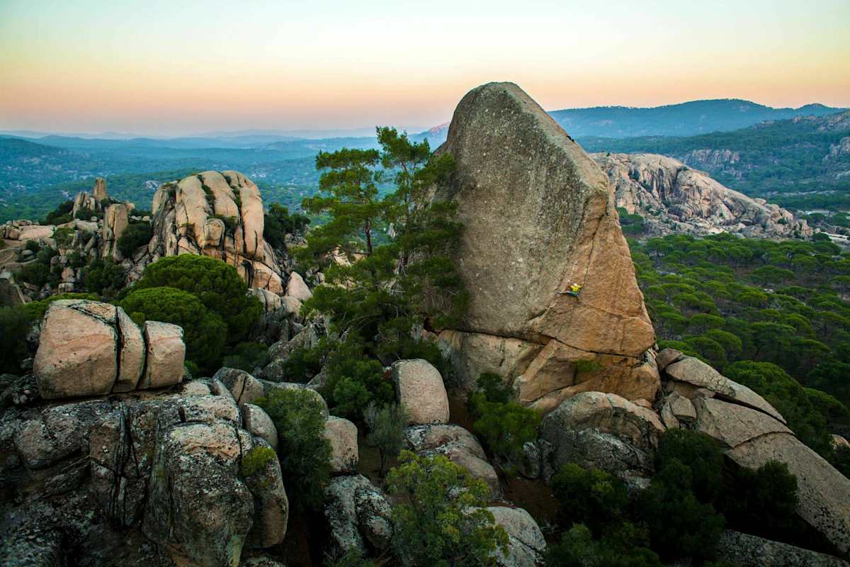 Athlet James Pearson klettert auf einem Felsen in Sakarya in der Türkei
