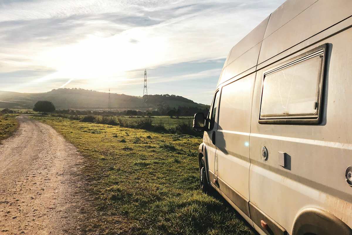 Der nachträgliche Einbau von Dach- und Seitenfenstern ist kostengünstig, aber erfordert handwerkliches Geschick und Geduld