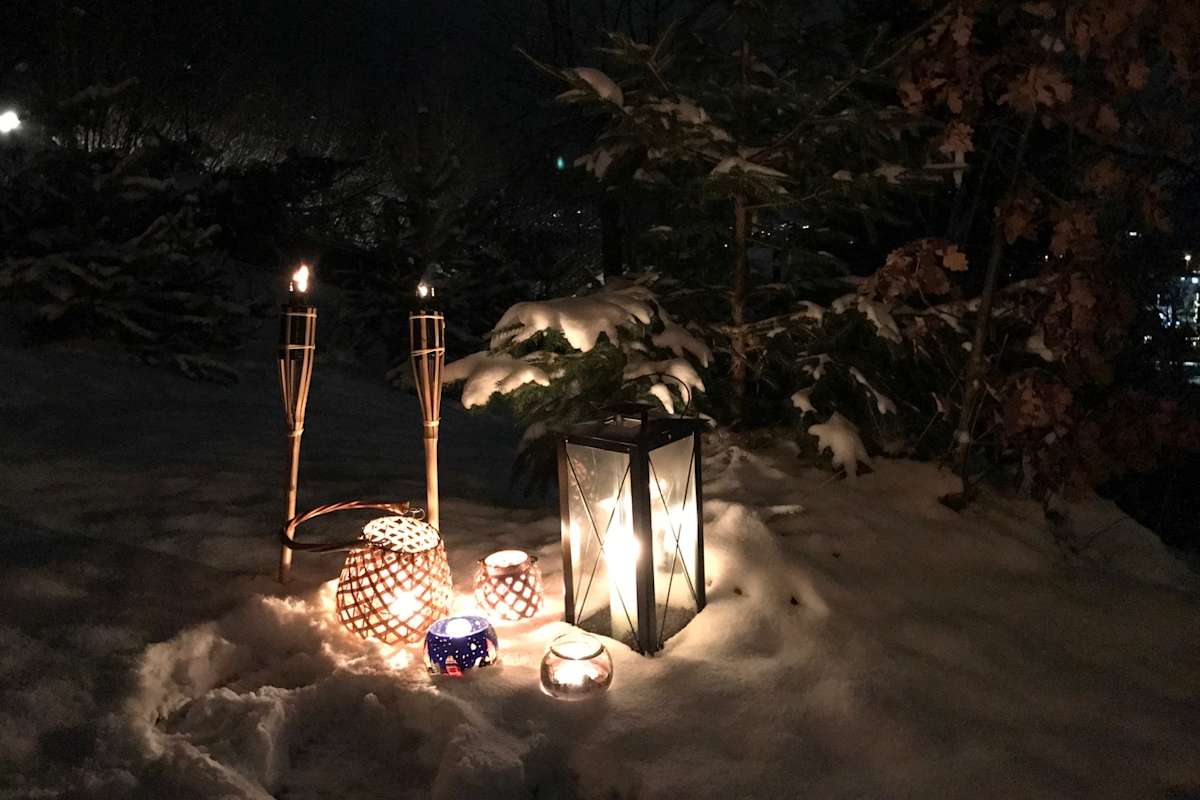 Eine wundervolle und vor allem leise Alternative: Laternen im Schnee