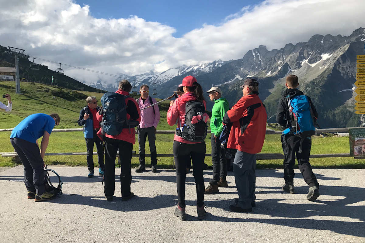 Peter Habeler erläutert die umliegenden Berge.