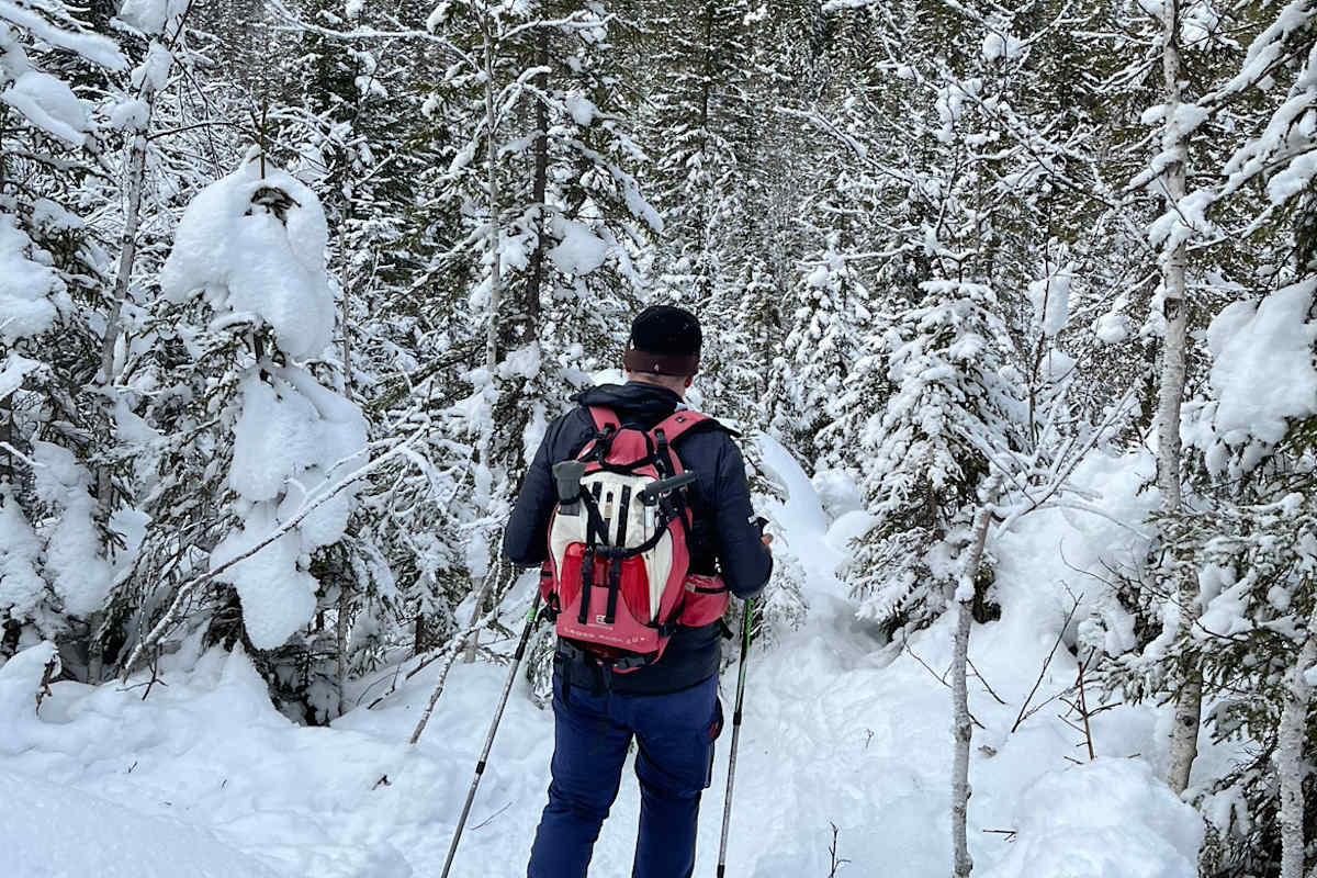 Schneeschuhgeher im Schwarzwassertal mit Hohem Ifen im Hintergrund 