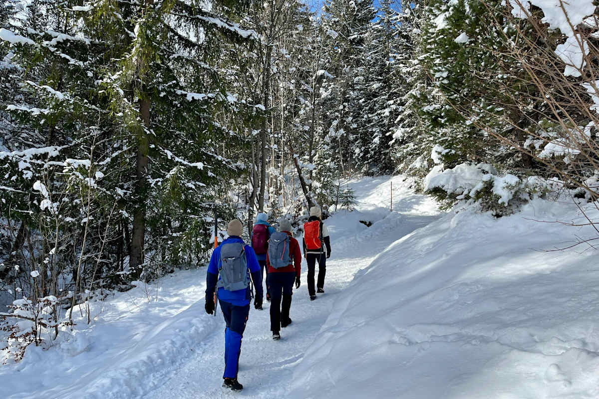 Winterwanderer am Kranzberg in Bayern